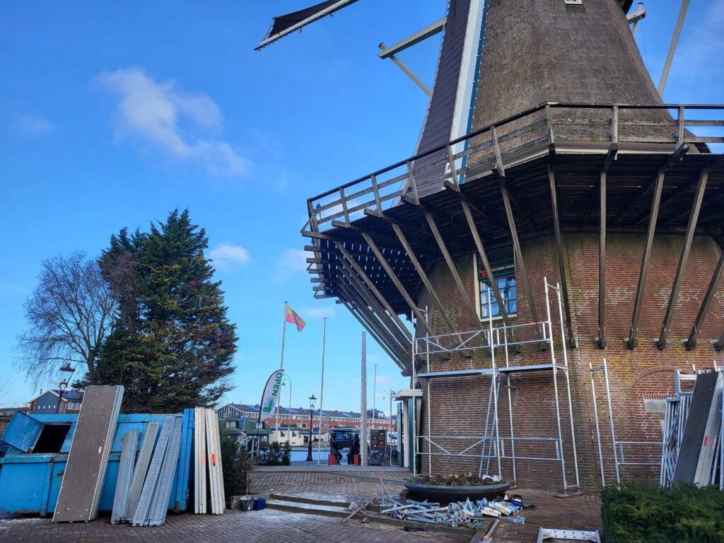 Molen in de steigers